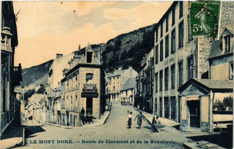 Carte postale ancienne Le Mont-Dore Route de Clermont et de La Bourboule à La Bourboule