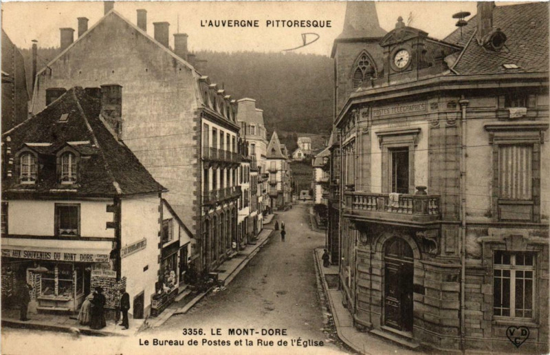 Carte postale ancienne Le Mont-Dore Le Bureau de Postes et la Rue de l'Eglise à Mont-Dore