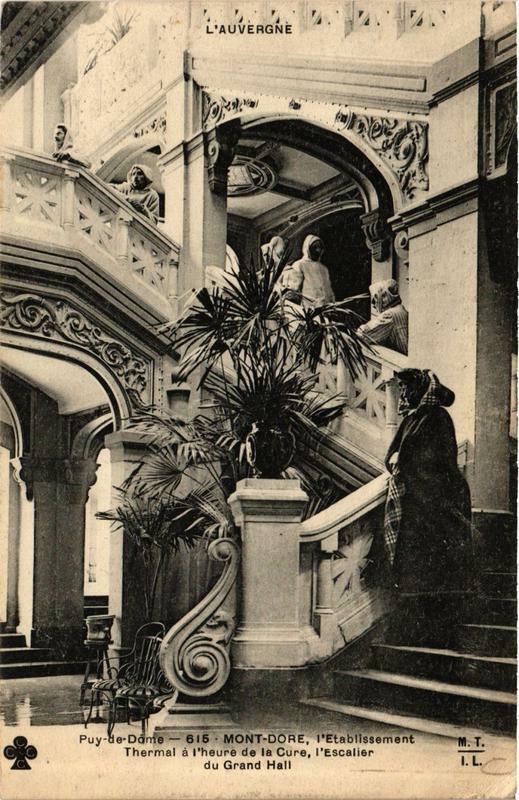 Carte postale ancienne Le Mont-Dore L'Etabl. thermal a l'heure de la Cure à Mont-Dore
