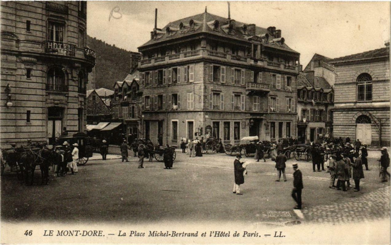 Carte postale ancienne Le Mont-Dore La Place Michel Bertrand et l'Hotel de Paris à Mont-Dore