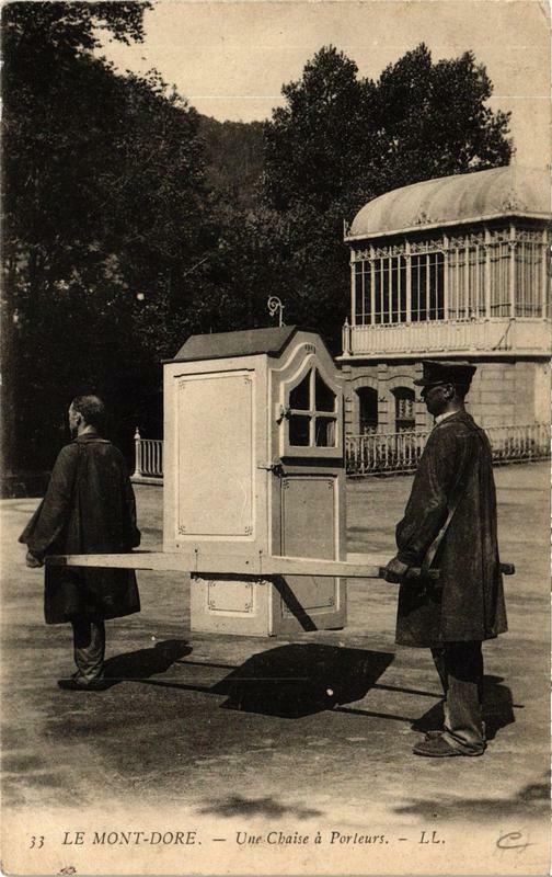 Carte postale ancienne Le Mont-Dore Une Chaise a Porteurs à Mont-Dore