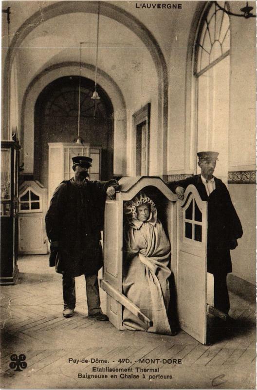 Carte postale ancienne Le Mont-Dore Etabl. Thermal Baigneuse en Chaise à Mont-Dore