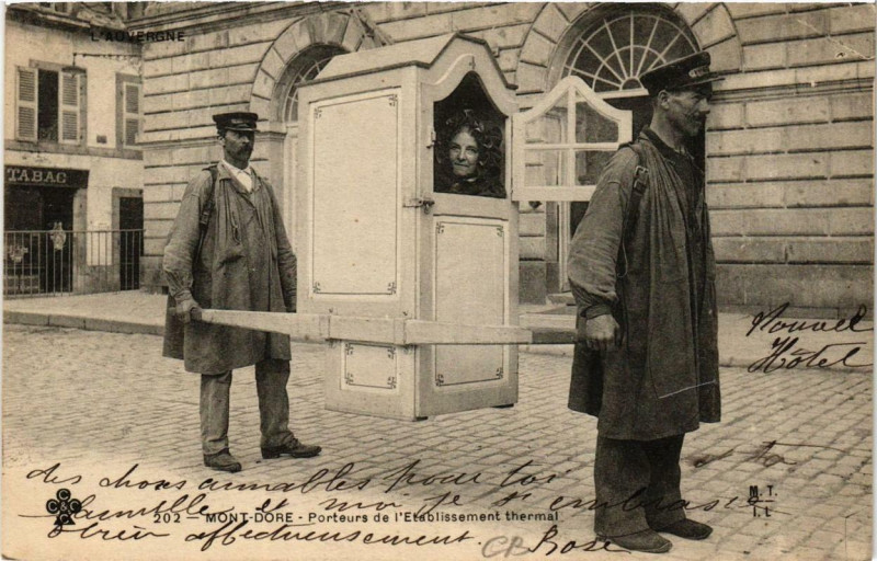 Carte postale ancienne Le Mont-Dore Porteurs de l'Etabl. thermal à Mont-Dore