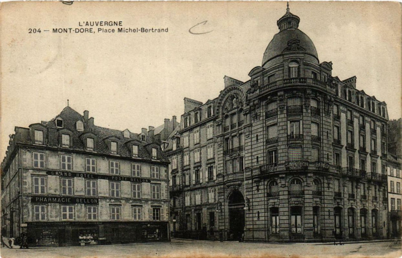 Carte postale ancienne Le Mont-Dore Place Michel-Bertrand à Mont-Dore