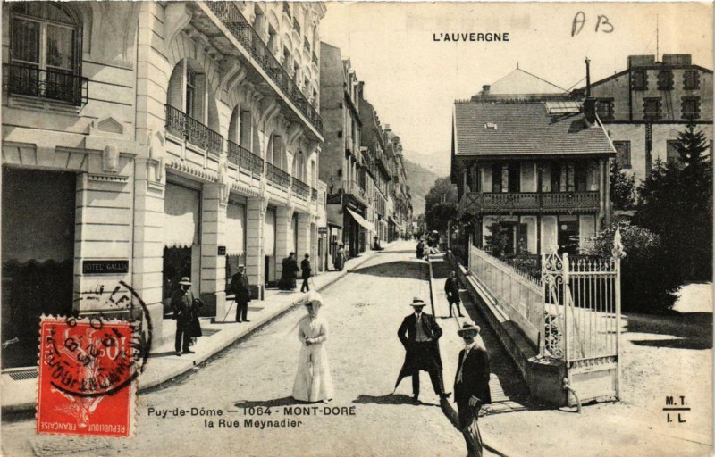 Carte postale ancienne Le Mont-Dore La rue Meynadier à Mont-Dore