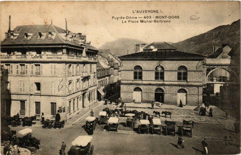 Carte postale ancienne Le Mont-Dore La Place Michel Bertrand à Mont-Dore
