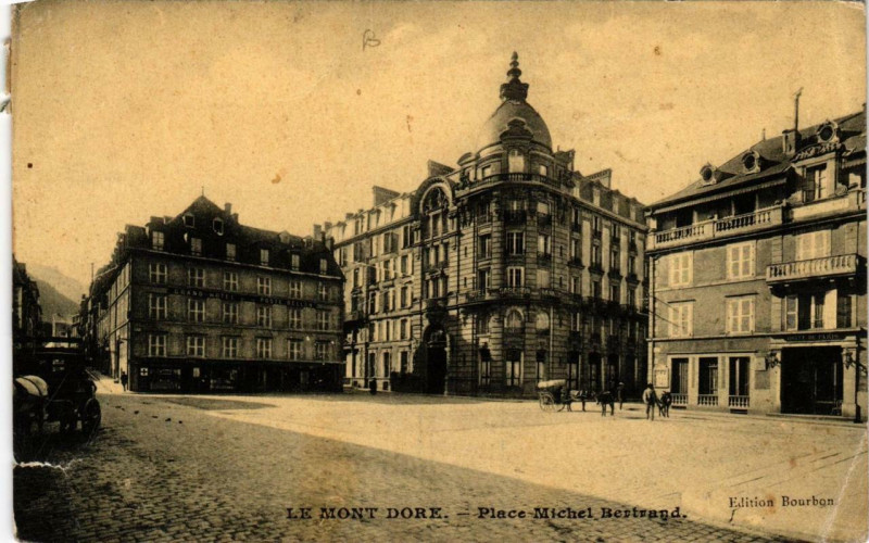 Carte postale ancienne Le Mont-Dore Place Michel-Bertrand à Mont-Dore