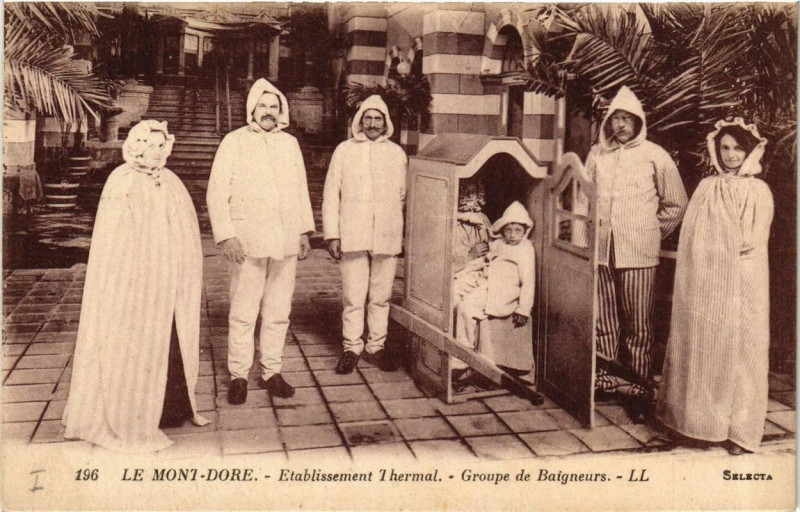 Carte postale ancienne Le Mont-Dore Etabl. Thermal Groupe de Baigneurs à Mont-Dore