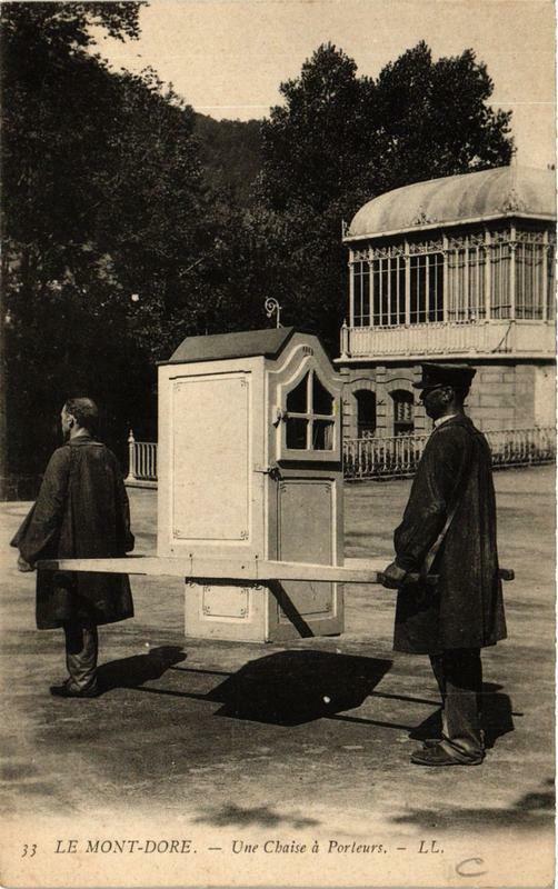 Carte postale ancienne Le Mont-Dore Une Chaise a Porteurs à Mont-Dore
