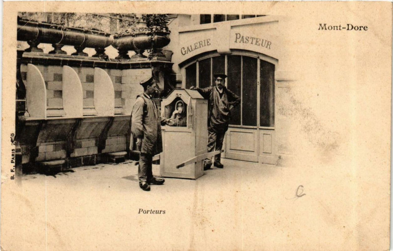 Carte postale ancienne Le Mont-Dore Porteurs à Mont-Dore