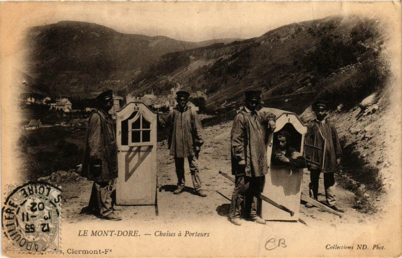 Carte postale ancienne Le Mont-Dore Chaises a Porteurs à Mont-Dore