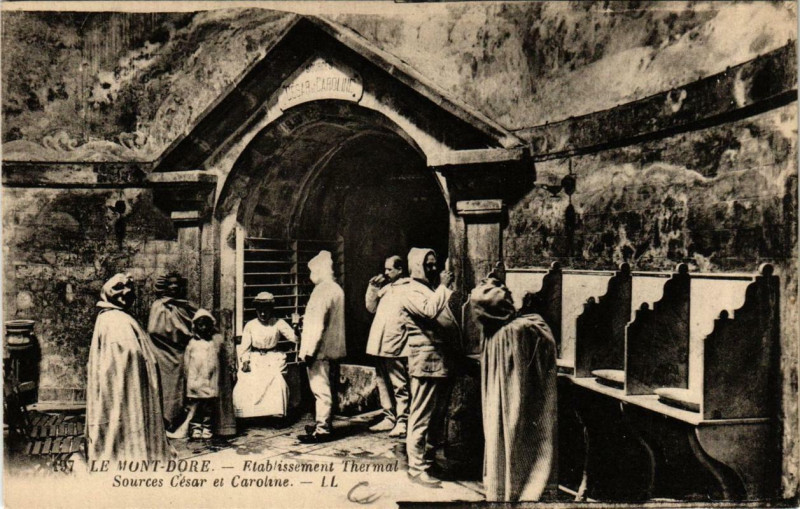 Carte postale ancienne Le Mont-Dore Etabl. Thermal Sources Cesar et Caroline à Mont-Dore