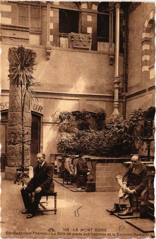 Carte postale ancienne Le Mont-Dore Etabl. Thermal Le Bain de pieds des hommes à Mont-Dore