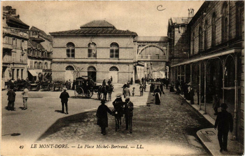 Carte postale ancienne Le Mont-Dore La Place Michel Bertrand à Mont-Dore