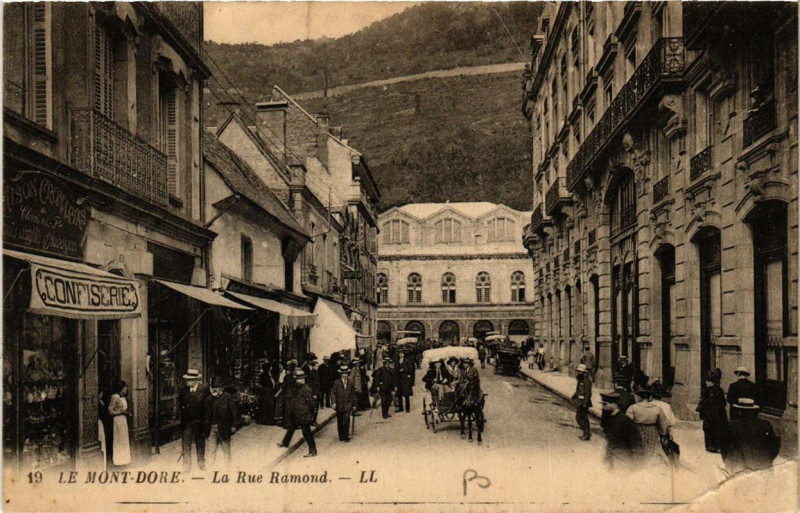 Carte postale ancienne Le Mont-Dore La Rue Ramond à Mont-Dore