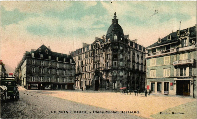 Carte postale ancienne Le Mont-Dore Place Michel-Bertrand à Mont-Dore