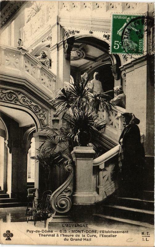 Carte postale ancienne Le Mont-Dore L'Etabl. thermal a l'heure de la Cure à Mont-Dore