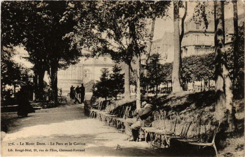 Carte postale ancienne Le Mont-Dore Le Parc et le Casino à Mont-Dore