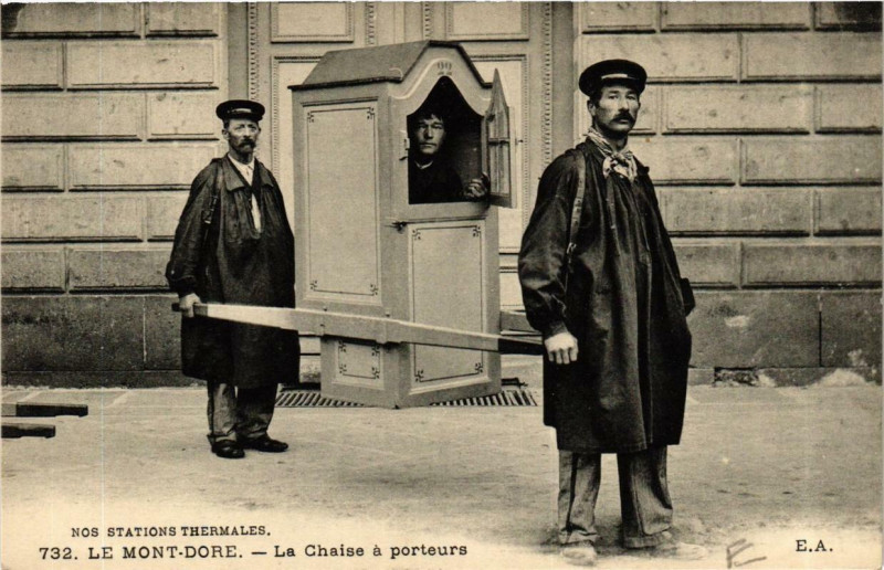 Carte postale ancienne Le Mont-Dore La Chaise a porteurs à Mont-Dore