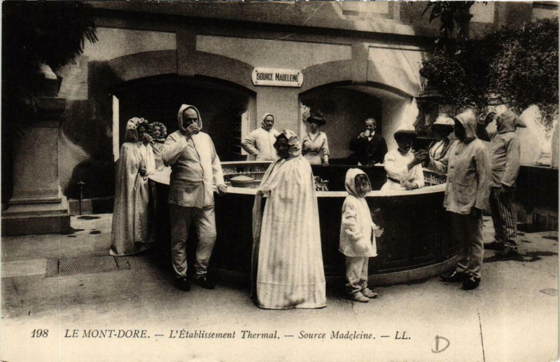 Carte postale ancienne Le Mont-Dore L'Etabl. Thermal Source Madeleine à Mont-Dore