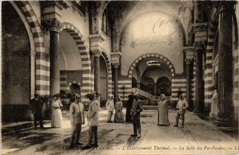 Carte postale ancienne Le Mont-Dore L'Etabl. Thermal La Salle des Pas-Perdus à Mont-Dore