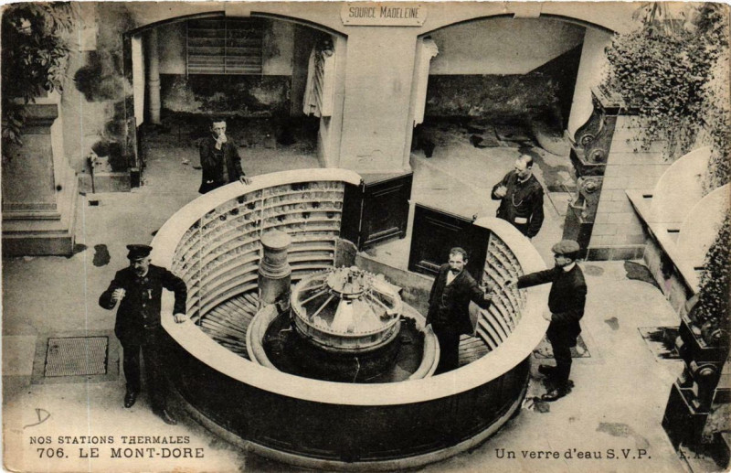 Carte postale ancienne Le Mont-Dore Un verre d'eau à Mont-Dore