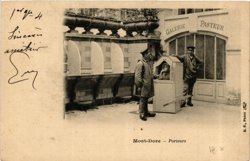Carte postale ancienne Le Mont-Dore Porteurs à Mont-Dore