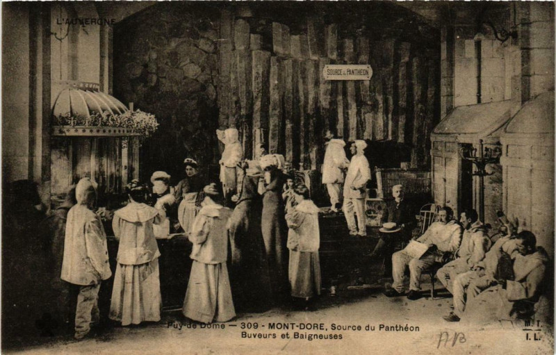 Carte postale ancienne Le Mont-Dore Source du Panthéon Buveurs et Baigneuses à Mont-Dore