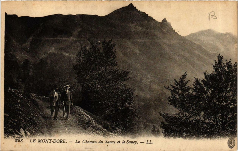 Carte postale ancienne Le Mont-Dore Le Chemin du Sancy et le Sancy à Mont-Dore