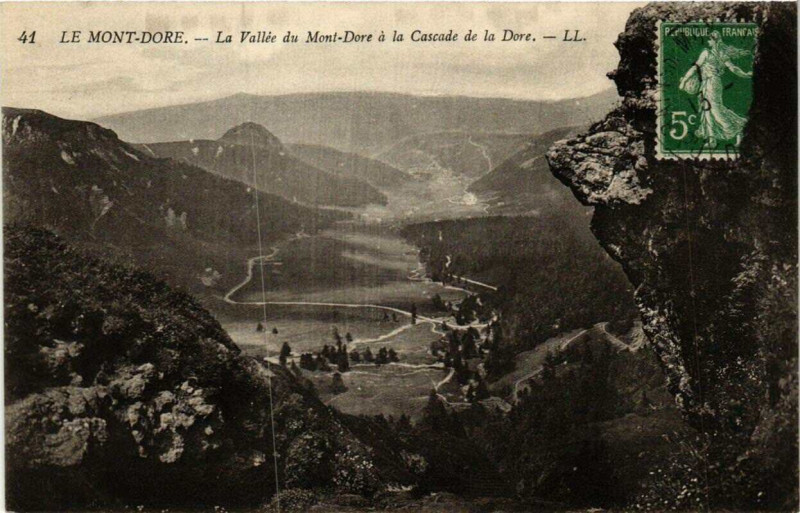 Carte postale ancienne Le Mont-Dore La Vallée du Mont-Dore a la Cascade de la Dore à Mont-Dore