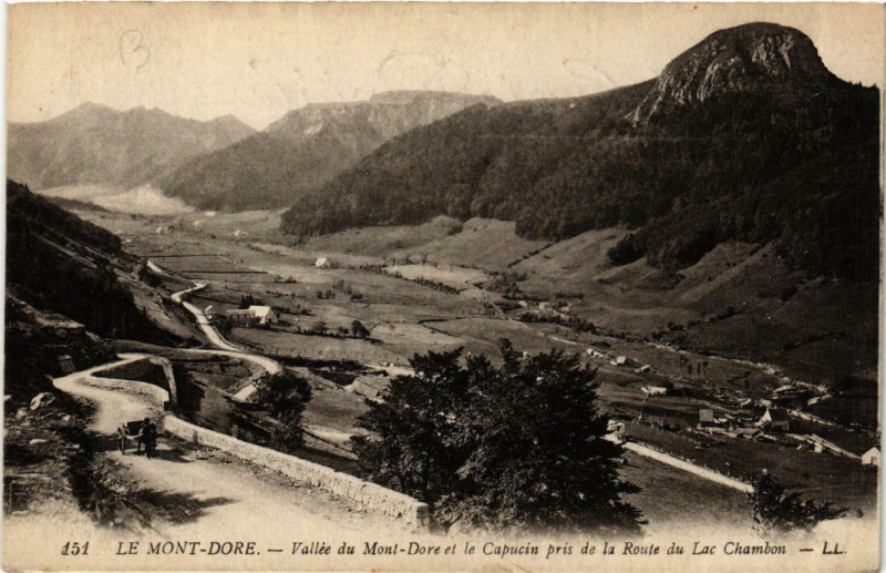 Carte postale ancienne Le Mont-Dore Vallée et le Capucin pris de la Route du Lac à Mont-Dore