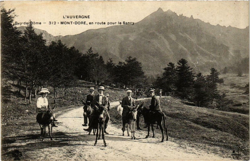 Carte postale ancienne Le Mont-Dore en route pour le Sancy à Mont-Dore