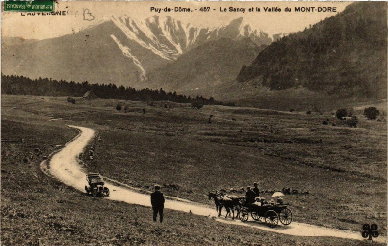 Carte postale ancienne Le Mont-Dore Le Sancy et la Vallée à Mont-Dore