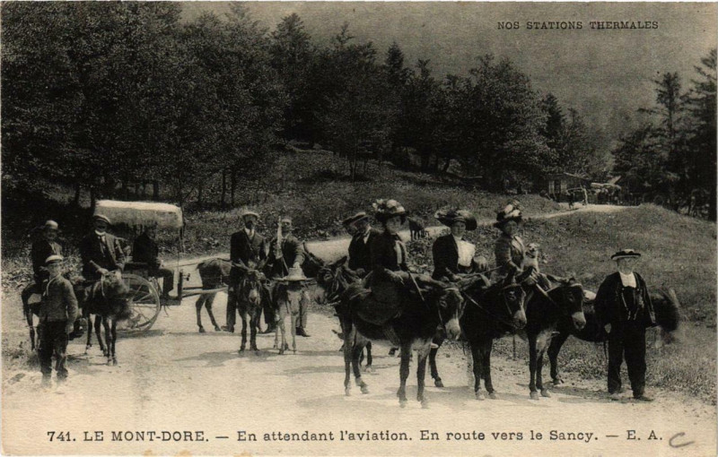 Carte postale ancienne Le Mont-Dore En attendant l'aviation. En route vers le Sancy à Mont-Dore