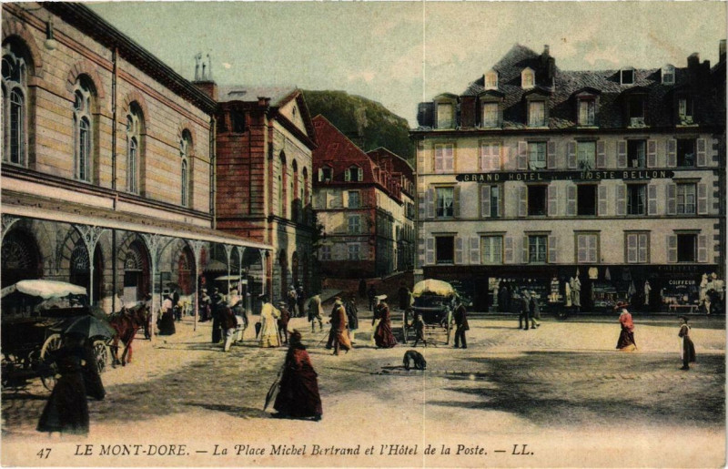 Carte postale ancienne Le Mont-Dore La Place Michel Bertrand et l'Hotel de la Poste à Mont-Dore