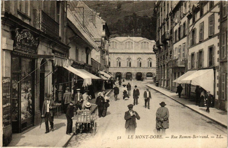 Carte postale ancienne Le Mont-Dore Rue Ramon-Bertrand à Mont-Dore