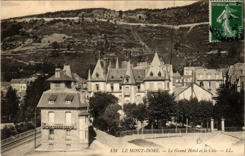 Carte postale ancienne Le Mont-Dore Le Grand Hotel et la Cote à Mont-Dore