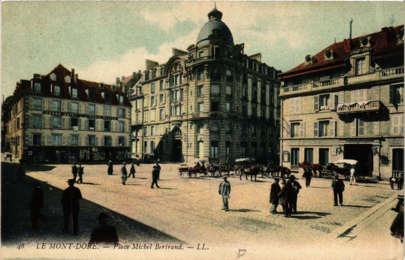 Carte postale ancienne Le Mont-Dore Place Michel-Bertrand à Mont-Dore