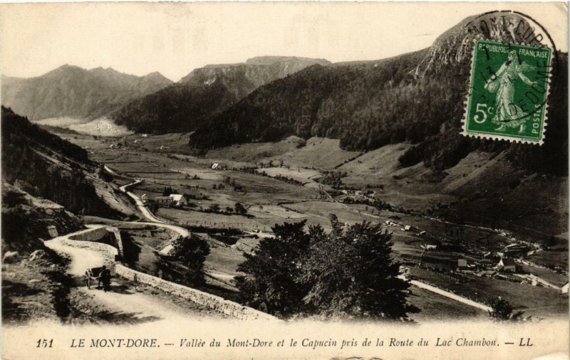 Carte postale ancienne Le Mont-Dore Vallée du Mont-Dore et le Capucin à Mont-Dore