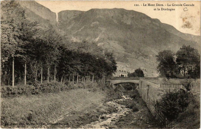 Carte postale ancienne Le Mont-Dore La Grande Cascade et la Dordogne à Mont-Dore