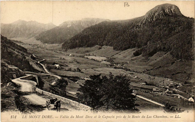 Carte postale ancienne Le Mont-Dore Vallée et le Capucin pris de la Route du Lac à Mont-Dore