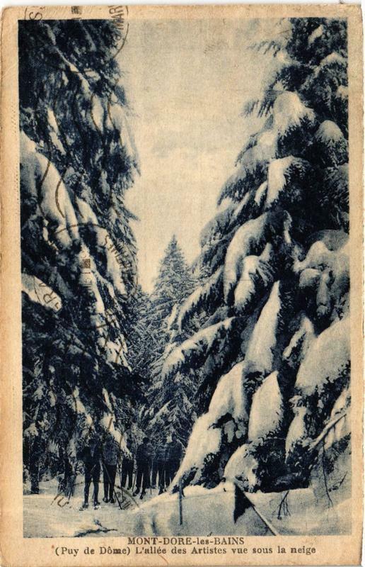 Carte postale ancienne Le Mont-Dore L'allée des Artistes vue sous la neige à Mont-Dore