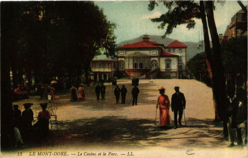 Carte postale ancienne Le Mont-Dore Le Casino et le Parc à Mont-Dore