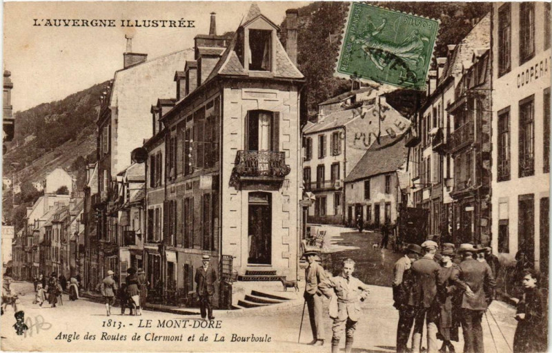Carte postale ancienne Le Mont-Dore Angle des Routes de Clermont et de La Bourboule à La Bourboule