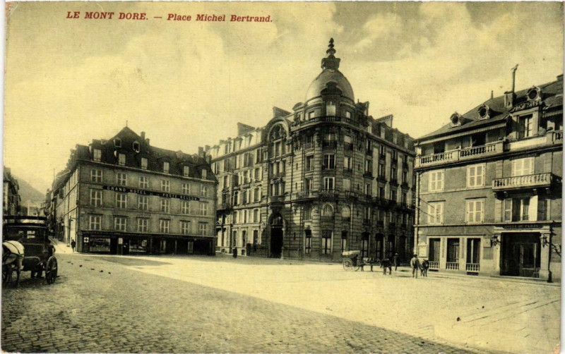 Carte postale ancienne Le Mont-Dore Place Michel-Bertrand à Mont-Dore