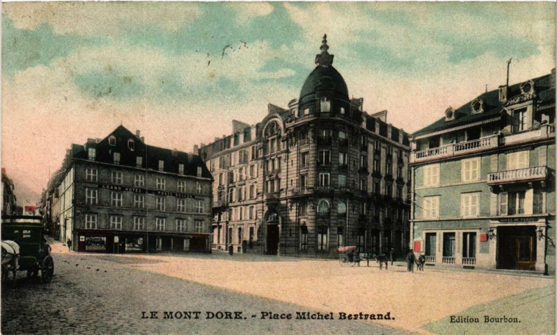 Carte postale ancienne Le Mont-Dore Place Michel-Bertrand à Mont-Dore
