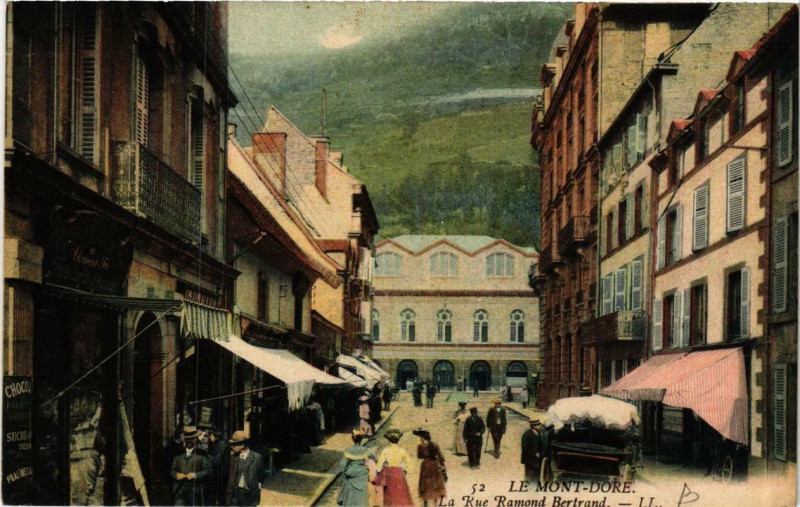Carte postale ancienne Le Mont-Dore La Rue Ramond Bertrand à Mont-Dore