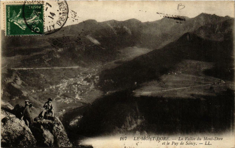 Carte postale ancienne Le Mont-Dore La Vallée du Mont-Dore et Le Puy de Sancy à Mont-Dore
