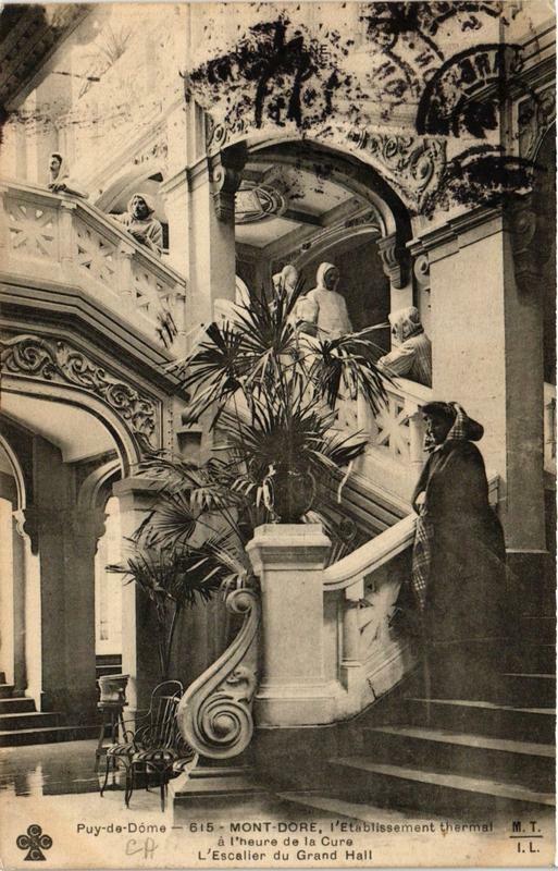 Carte postale ancienne Le Mont-Dore L'Etabl. thermal a l'heure de la Cure à Mont-Dore