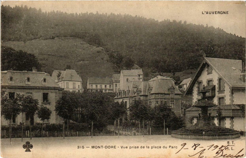 Carte postale ancienne Le Mont-Dore Vue prise de la place du Parc à Mont-Dore